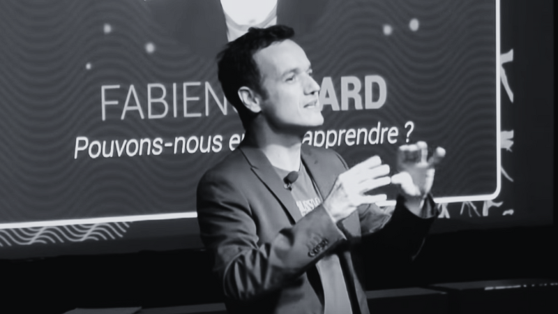 Conférence de Fabien OLICARD pour TEDxÉcoleCentraleLyon ©TEDx