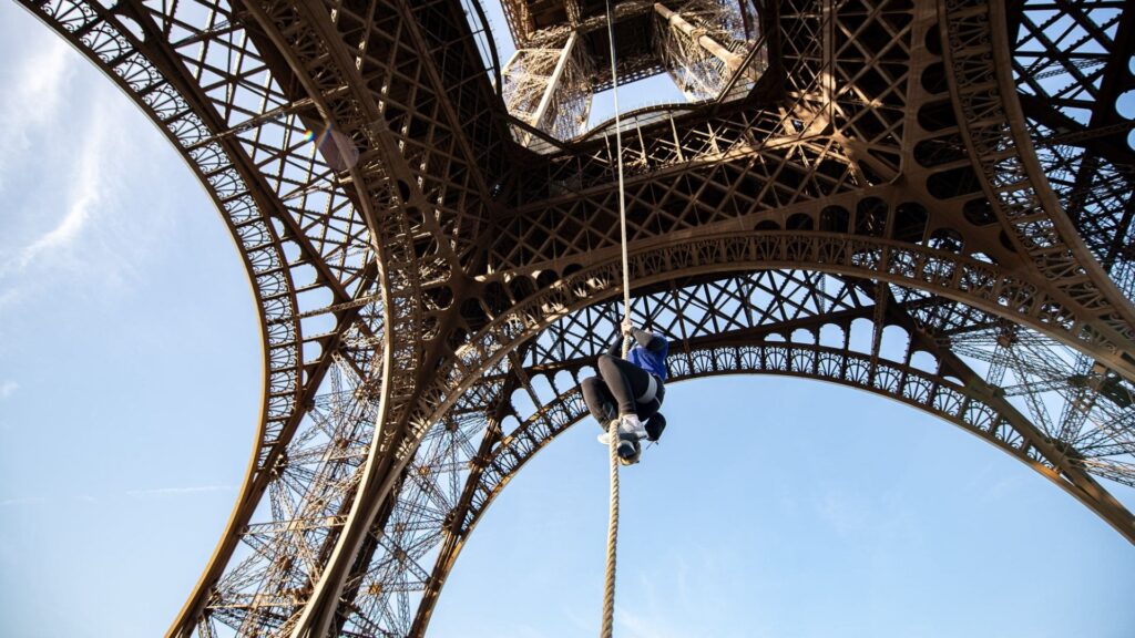 Anouk GARNIER lors de son record de grimpe sur la Tour Eiffel ©Anouk GARNIER