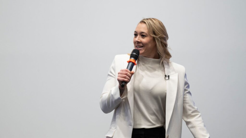 Intervention de Anouk GARNIER lors d'une convention militante en 2024 BD ©Antoine Repesse